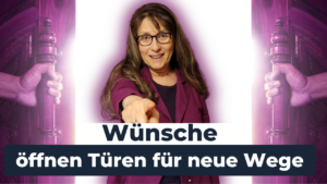 Frau geht durchTür, die von beiden Seiten geöffnet wird.